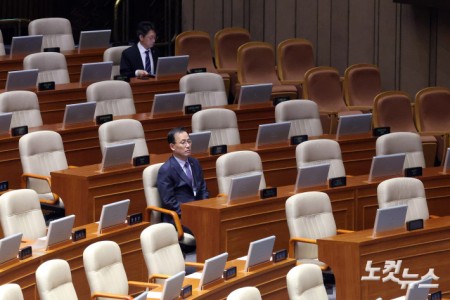 1일 서울 여의도 국회에서 열린 제439회국회(정기회) 제10차 본회의에 이형일 부총리 겸 재정경제부장관과 홍지선 국토교통부장관이 출석해 있다.