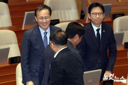 1일 서울 여의도 국회에서 열린 제439회국회(정기회) 제10차 본회의에서 이형일 경제부총리 겸 재정경제부 장관과 배경훈 부총리 겸 과학기술정보통신부 장관이 의원들과 인사를 하고 있다.