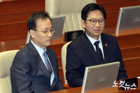 대화하는 이형일·배경훈 부총리