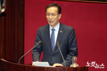 신임 국무위원 인사하는 이형일 부총리 겸 재정경제부장관