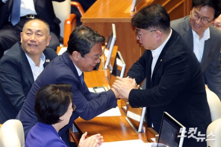 의원들과 인사하는 김승원 의원