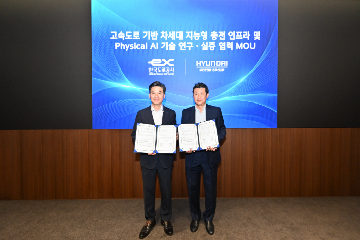 한국도로공사 조성민 도로교통연구원장(왼쪽)과 현대차그룹 미래전략본부장 정호근 부사장. 현대차그룹 제공