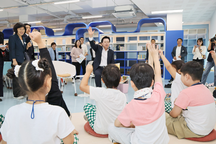 시설 관람 도중 어린이들과 이야기를 나누는 강기윤 창원시장. 창원시 제공