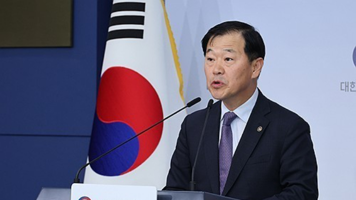 이형훈 보건복지부 제2차관이 1일 서울 종로구 정부서울청사에서 국립의학전문대학원의 설립 소재지를 전북특별자치도 남원시로 최종 결정했다고 밝히고 있다. 연합뉴스