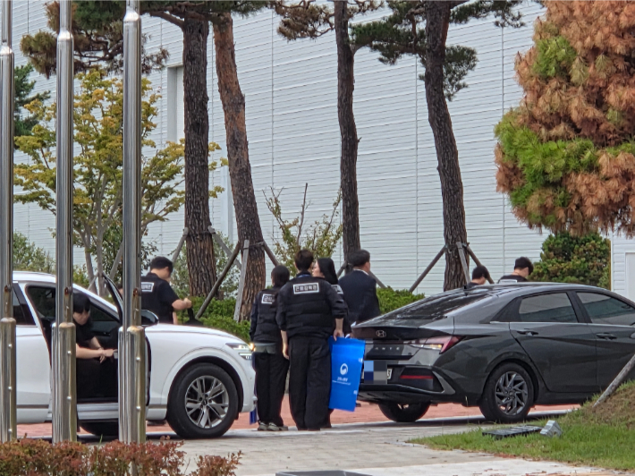 고용노동부 광주지방고용노동청이 1일 오전 7시쯤 전남광주통합특별시 광산구 GGM에 근로감독관 10여명을 보내 압수수색 영장을 집행하는 모습. 금속노조 광주전남지부 제공