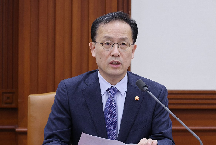 이형일 부총리 겸 재정경제부 장관이 1일 서울 종로구 정부서울청사에서 취임 이후 첫 비상경제본부회의 겸 경제관계장관회의를 주재하고 있다. 연합뉴스