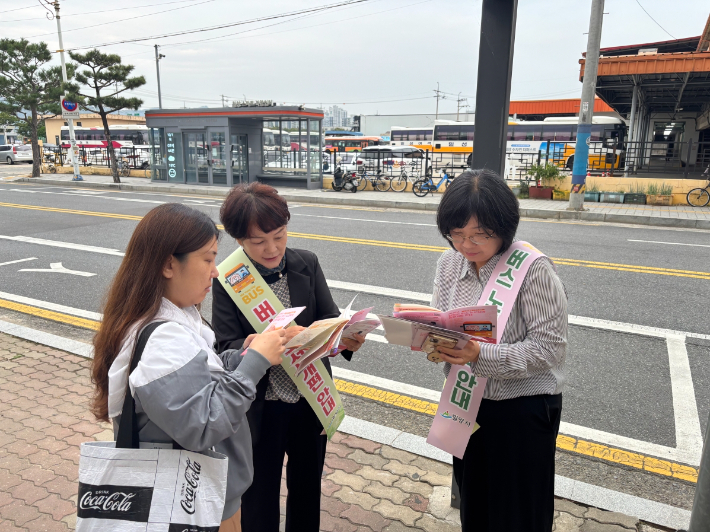 1일 밀양시외버스터미널에서 밀양시청 교통행정과 직원들이 버스 이용객들에게 개편된 버스 노선 안내 책자를 배부하며 현장 안내를 하고 있다. 밀양시 제공 