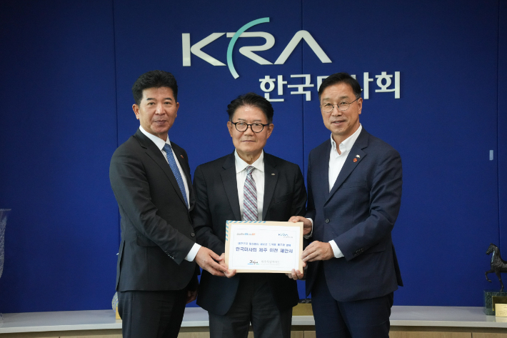 위성곤 제주도지사(오론쪽)와 송영훈 제주도의회 의장(왼쪽)이 1일 오후 경기도 과천 한국마사회에서 우희종 회장(가운데)을 만나 '한국마사회 제주 이전 제안서'를 전달했다. 제주도 제공
