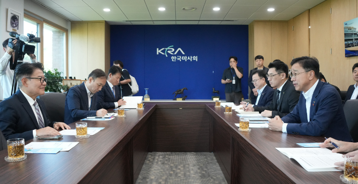 제주도가 1일 오후 경기도 과천 한국마사회를 찾아 '마사회 제주 이전'의 당위성을 설명했다. 제주도 제공