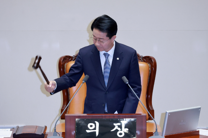 조정식 국회의장이 1일 국회에서 열린 정기국회 제10차 본회의 개의를 선언하고 있다. 연합뉴스