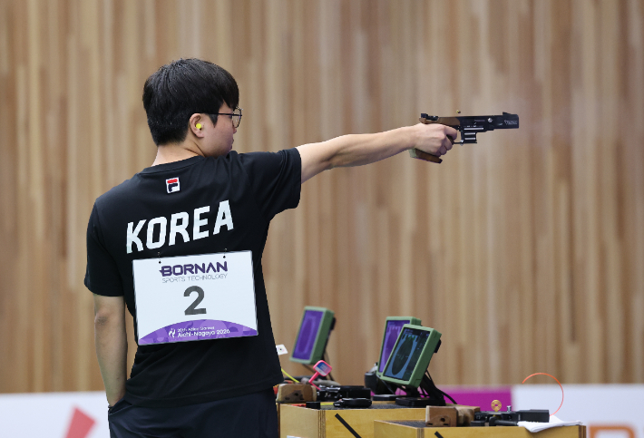 1일 일본 아이치현 종합사격장에서 열린 2026 아이치·나고야 아시안게임 사격 남자 25ｍ 속사권총 개인전 결선. 한국 이건혁이 과녁을 조준하고 있다. 연합뉴스