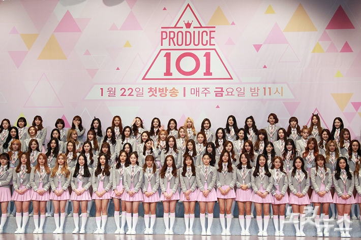 101명의 여자 연습생이 대거 출연해 화제를 모은 엠넷 '프로듀스 101' 제작발표회 당시 사진. 윤창원 기자