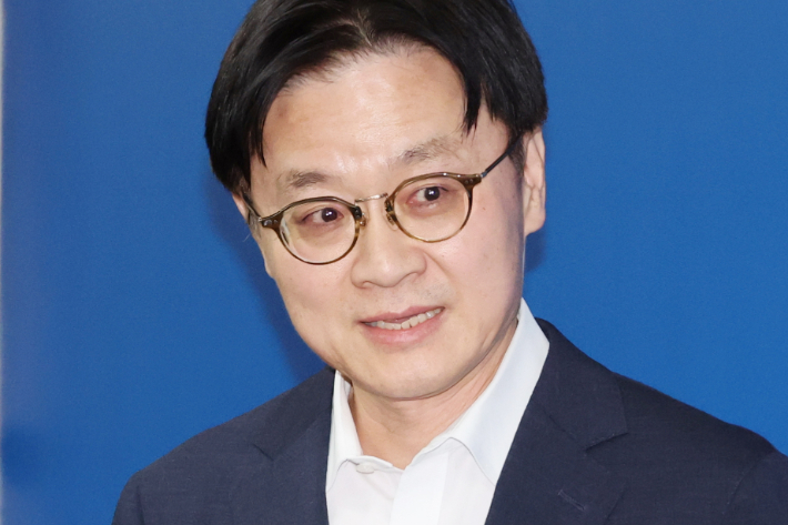 김정관 산업통상부 장관이 1일 세종시 정부세종청사에서 도널드 트럼프 미국 대통령이 발표한 한국의 대미 투자 프로젝트에 관해 설명하고 있다. 연합뉴스