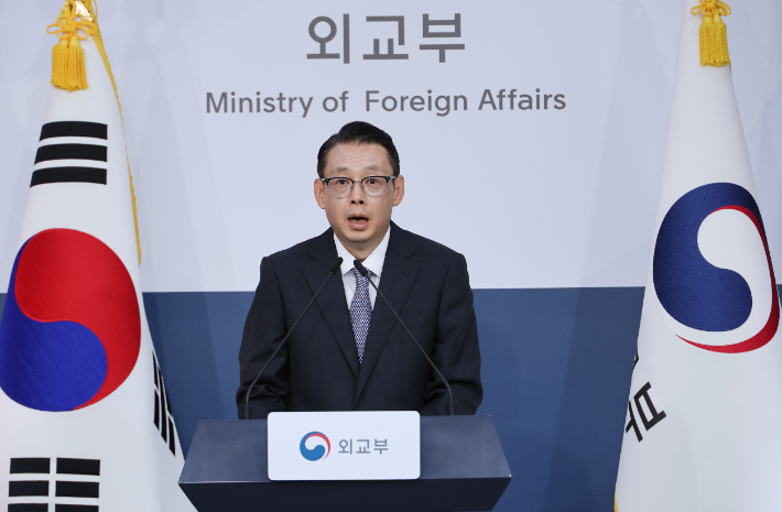박두순 외교부 대변인이 10일 서울 종로구 정부서울청사 외교부에서 열린 정례브리핑에서 네팔 대홍수 피해현장 긴급구호대 2진 파견 등에 대해 설명하고 있다. 연합뉴스