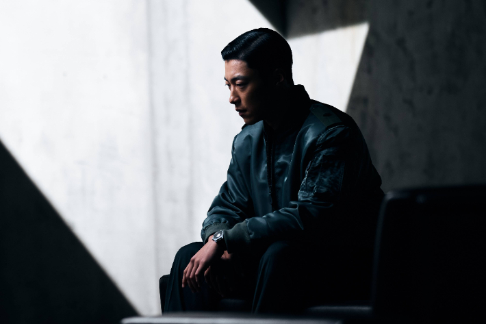 디즈니플러스(+) 시리즈 '메이드 인 코리아'는 1970년대 대한민국을 수익모델로 삼아 부와 권력의 정점에 오르려는 중앙정보부 과장 백기태(현빈)와 그를 벼랑 끝까지 추적하는 검사 장건영(정우성)의 치열한 대립을 다뤘다. 시즌2는 9년 후 더 큰 욕망을 향해 폭주하는 백기태의 위태로운 여정이 펼쳐졌다. 월트디즈니 컴퍼니 코리아 제공