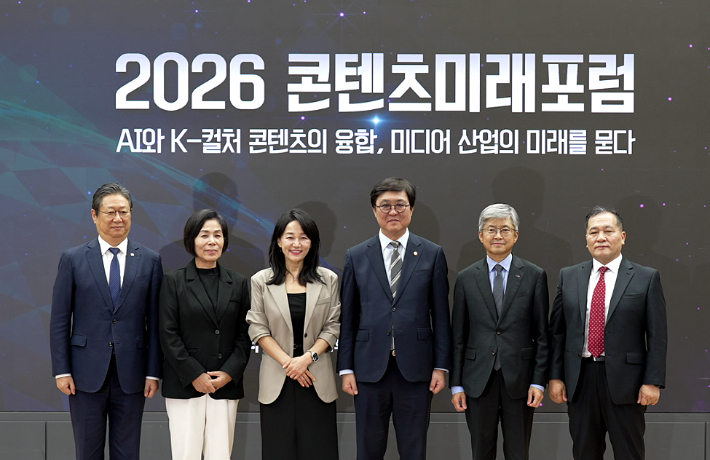 왼쪽부터 황희 의원, 최민희 의원, 이재정 문화체육관광위원장, 최휘영 문화체육관광부 장관, 나이영 CBS 대표, 김동욱 CBS M&C 대표. 노컷TV 캡처