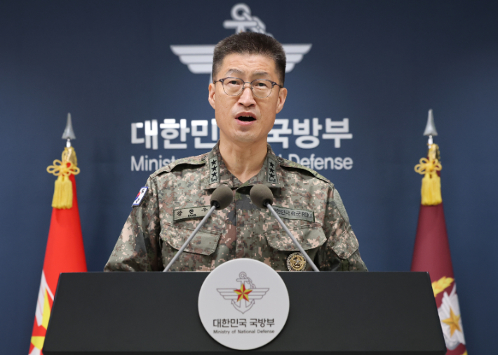강현우 합참 작전본부장이 지난달 30일 서울 용산구 국방부에서 비무장지대(DMZ) 지뢰 폭발 관련 입장을 발표하는 모습. 연합뉴스