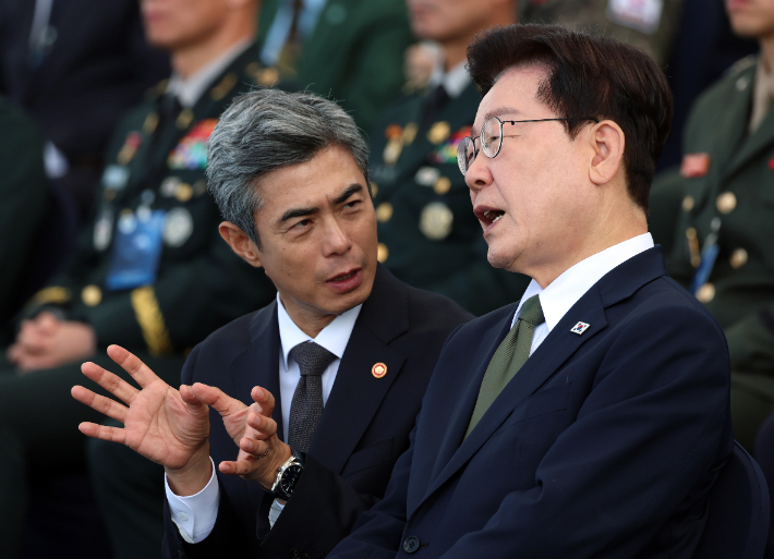이재명 대통령이 1일 충남 계룡대에서 열린 제78주년 국군의 날 기념행사에서 강신철 국방부 장관의 설명을 듣고 있다. 연합뉴스