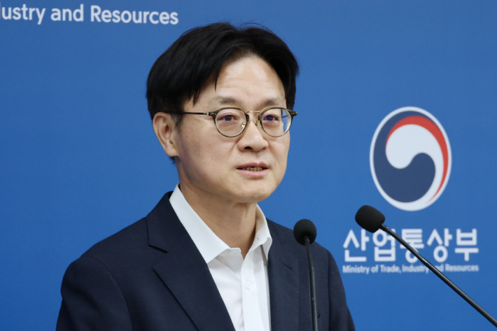김정관 산업통상부 장관이 1일 세종시 정부세종청사에서 도널드 트럼프 미국 대통령이 발표한 한국의 대미 투자 프로젝트에 관해 설명하고 있다. 연합뉴스