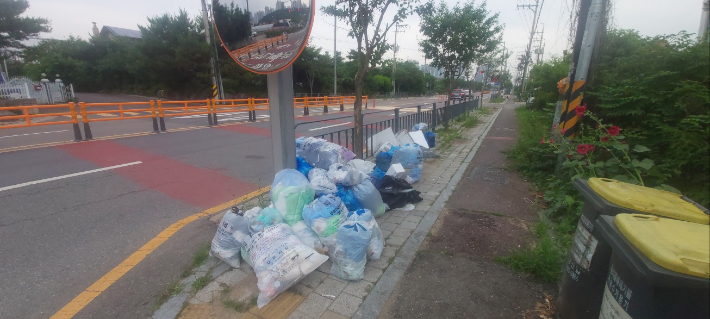 김포시 내 한 도로에 생활폐기물 등이 쌓여 있다. 독자 제공