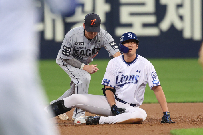 삼성 구자욱이 9월 30일 한화와 홈 경기에서 1회말 2루타를 때린 뒤 허벅지 통증을 호소하는 모습. 삼성 라이온즈  