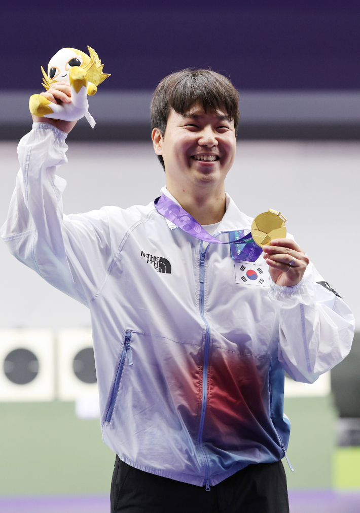 1일 일본 아이치현 종합사격장에서 열린 2026 아이치·나고야 아시안게임 사격 남자 25ｍ 속사권총 개인전에서 슛오프 끝에 금메달을 차지한 한국 이건혁이 메달을 들어보이고 있다. 연합뉴스