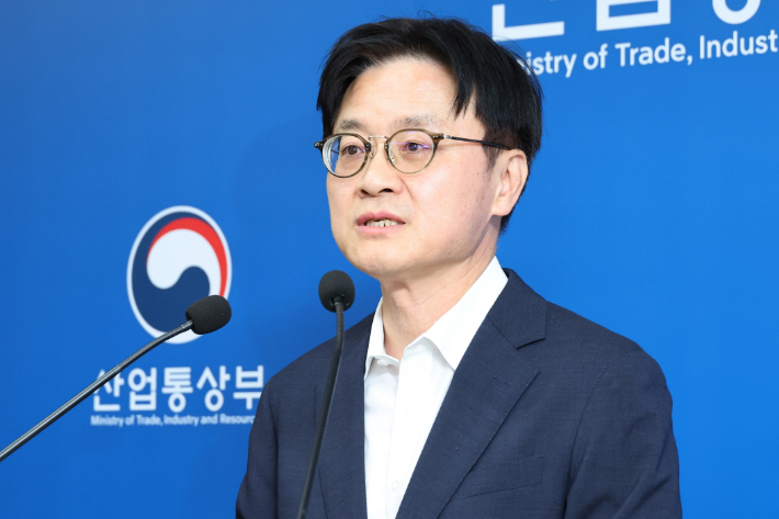 김정관 산업통상부 장관이 1일 세종시 정부세종청사에서 도널드 트럼프 미국 대통령이 발표한 한국의 대미 투자 프로젝트에 관해 설명하고 있다. 연합뉴스