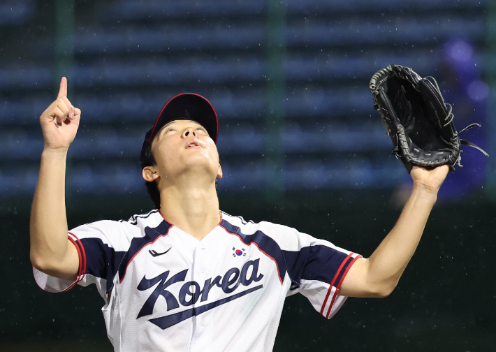2026 아이치·나고야 아시안게임 야구 슈퍼라운드 대한민국과 중국의 경기. 대한민국 선발 투수 최민석이 7회초 이닝을 마치고 더그아웃으로 향하는 모습. 연합뉴스 