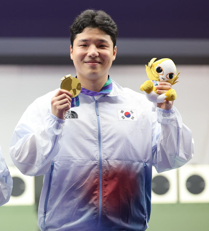 금메달을 들고 있는 윤서영. 연합뉴스