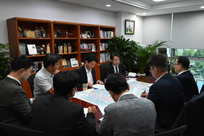 더불어민주당 박홍배 의원(가운데)이 서태경 사상구청장(가운데 왼쪽)과 지난달 7일 법무부 교정본부장 등을 만나 부산구치소 이전 해법을 논의하는 모습. 박 의원실 제공