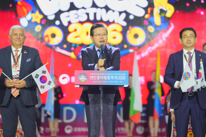 장기수 천안시장(가운데)이 천안흥타령춤축제2026 개막선언을 하고 있다. 천안시 제공