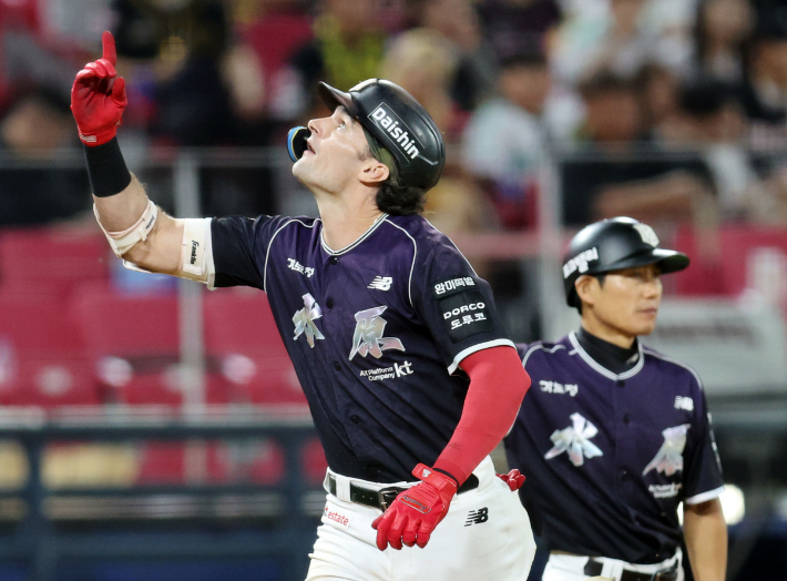 kt 힐리어드는 9월 한 달 10홈런 27타점의 괴력을 뽐내며 강력한 MVP 후보로 떠올랐다. 사진은 9월 30일 광주기아챔피언스필드에서 열린 KIA와 원정에서 7회초 2사 1루에 2점 홈런을 친 뒤 세리머니하는 모습. 연합뉴스 