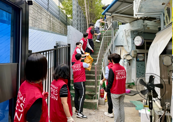 신세계 센텀시티 자원봉사단 단원들이 봉사활동을 진행하고 있다. 신세계 센텀시티 제공