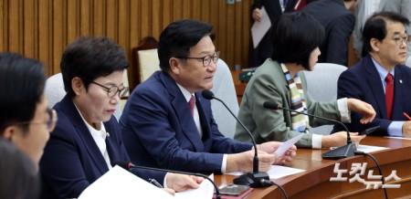 국정감사대책회의 발언하는 정점식 원내대표