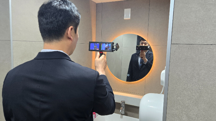 지역 공공장소에서 불법촬영 예방활동을 벌이고 있는 강원랜드 점검반. 강원랜드 제공 