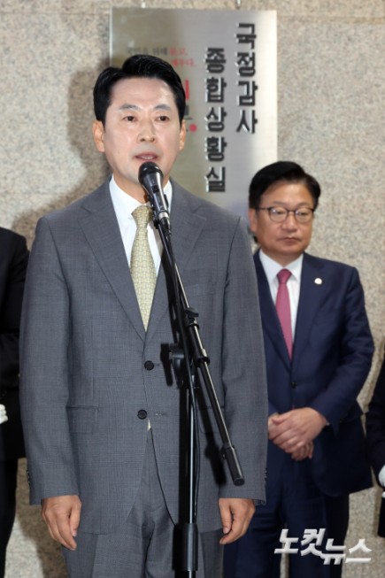 국민의힘 장동혁 대표가 2일 서울 여의도 국회에서 열린 당 국정감사 종합상황실 현판제막식에서 발언을 하고 있다.