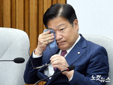 국민의힘 정점식 원내대표가 2일 서울 여의도 국회에서 열린 국정감사대책회의에서 검찰청 폐지 관련 발언 도중 눈물을 보이고 있다.