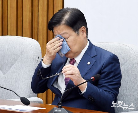 국민의힘 정점식 원내대표가 2일 서울 여의도 국회에서 열린 국정감사대책회의에서 검찰청 폐지 관련 발언 도중 눈물을 보이고 있다.