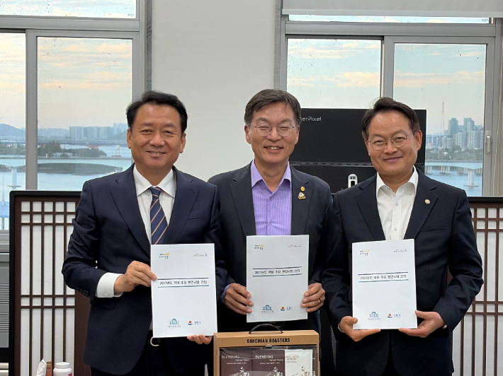 지난 1일 이광재 의원과 허영 의원을 방문한 김중남 강릉시장. 강릉시 제공