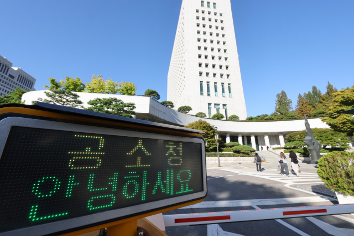2일 출범한 서울 서초구 공소청으로 직원들이 출근하고 있다. 연합뉴스