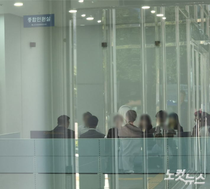 2일 오전 출범 날 찾은 광주지방중대범죄수사청 종합민원실에서는 직원들이 모여 회의를 진행하고 있다. 정유철 기자