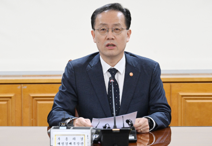 이형일 부총리 겸 재정경제부 장관이 2일 서울 중구 은행연합회에서 열린 '시장상황점검회의'를 주재하고 있다. 재정경제부 제공