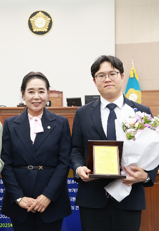 진형익 창원시의원(사진 왼쪽)과 이해련 창원시의회 의장. 창원시의회 제공 