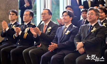 전종민 중대범죄수사청 차장과 김종철 경찰청장 대행, 한찬식 민정수석, 오동운 공수처장, 윤호중 행정안전부 장관(왼쪽)이  서울 중구 르네스퀘어에서 열린 중대범죄수사청 개청식에 참석하고 있다.