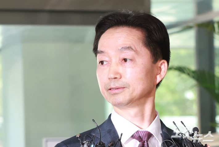 초대 중대범죄수사청장 후보자로 지명된 김지용 변호사가 8일 오후 서울 종로구 정부서울청사 창성동 별관에 마련된 인사청문회 준비 사무실로 출근하며 취재진 질문에 답하고 있다. 류영주 기자
