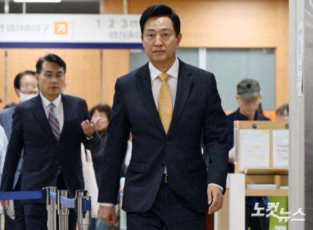 오세훈 서울시장이 2일 서울 서초구 서울고등법원에서 열린 정치자금법 위반 혐의 항소심 결심공판에 출석하고 있다.