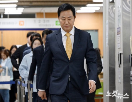 오세훈 서울시장이 2일 서울 서초구 서울고등법원에서 열린 정치자금법 위반 혐의 항소심 결심공판에 출석하고 있다.