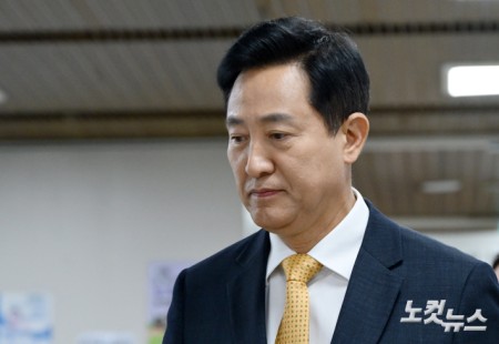 오세훈 서울시장이 2일 서울 서초구 서울고등법원에서 열린 정치자금법 위반 혐의 항소심 결심공판에 출석하고 있다.