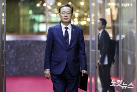 국회의장실로 향하는 이형일 경제부총리