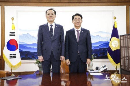 조정식 국회의장 예방하는 이형일 부총리 겸 재정경제부 장관